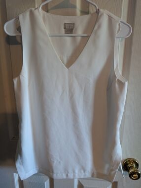 Chicos White V-Neck Sleeveless Camisole Size small 🩵